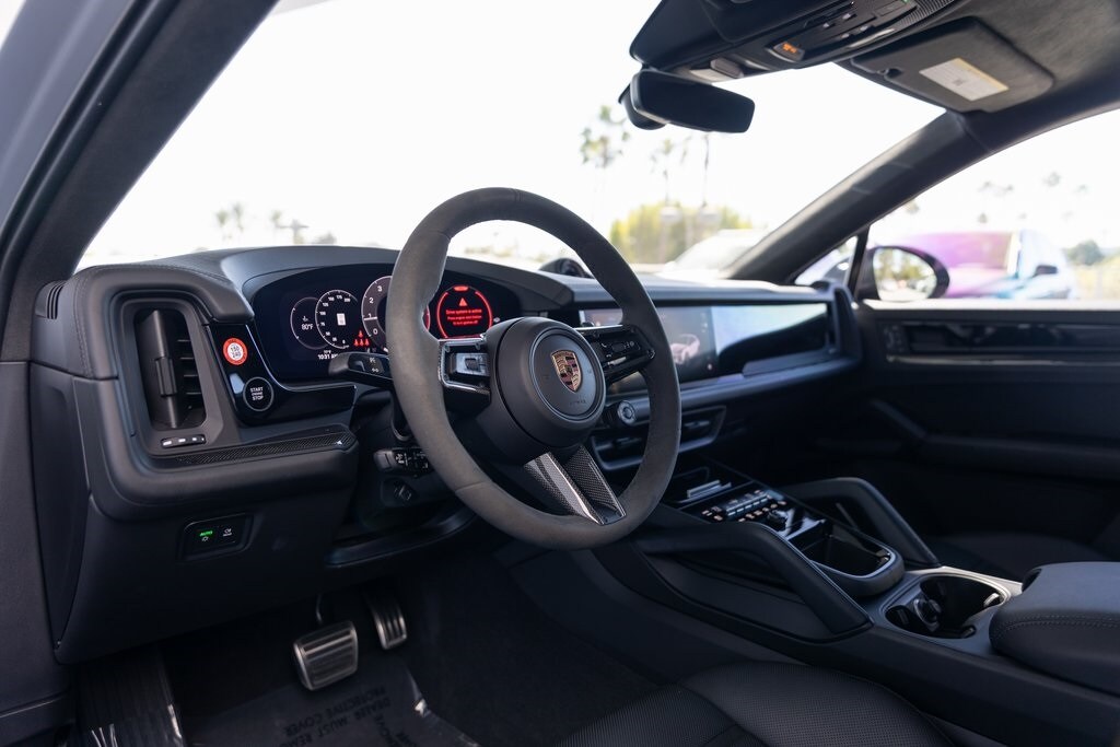 2025 Porsche Cayenne Coupe GTS photo 3
