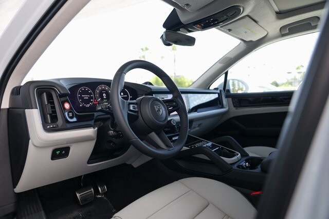 2025 Porsche Cayenne Turbo E-Hybrid photo 3