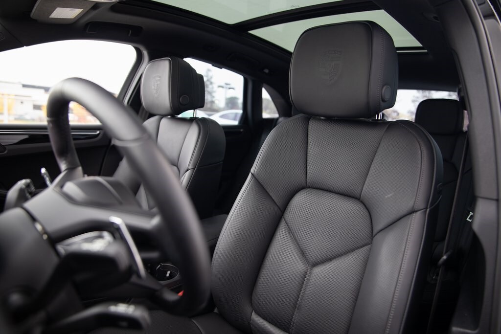 2025 Porsche Macan photo 4