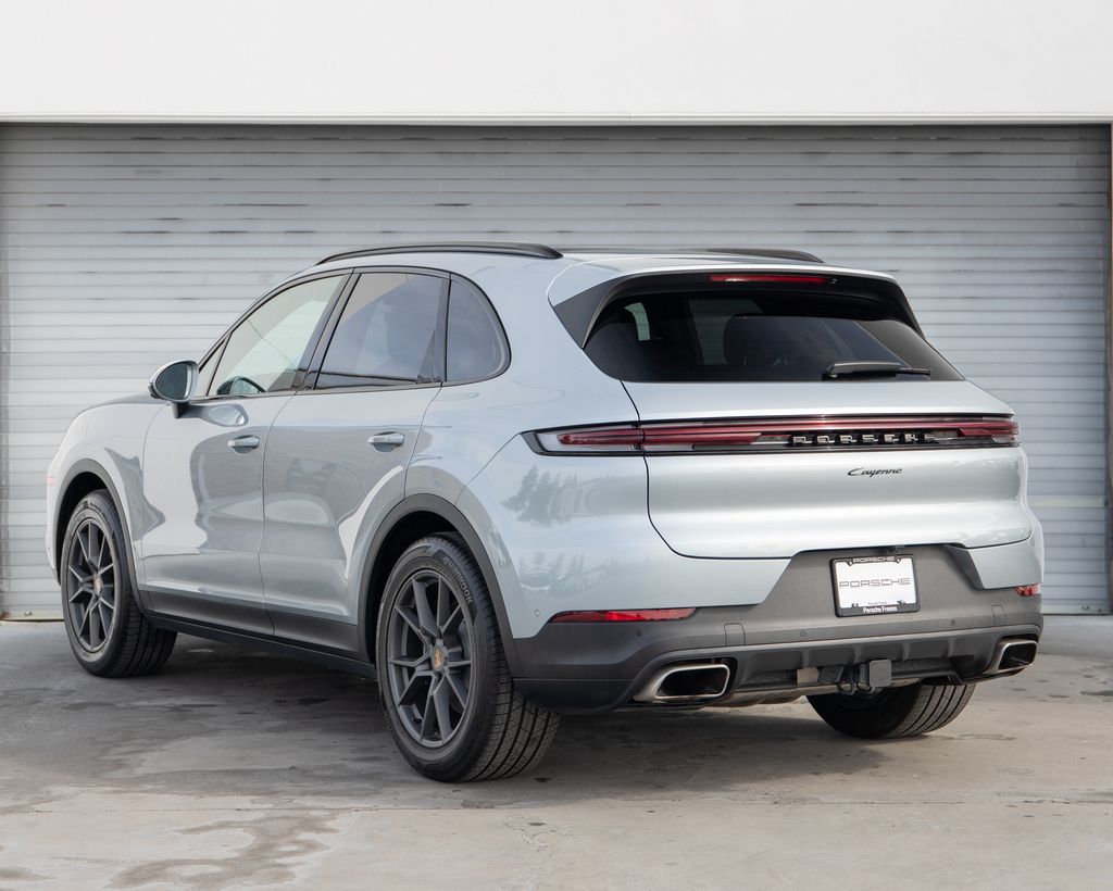 2026 Porsche Cayenne photo 2
