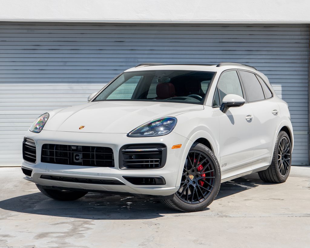 2023 Porsche Cayenne GTS's photo