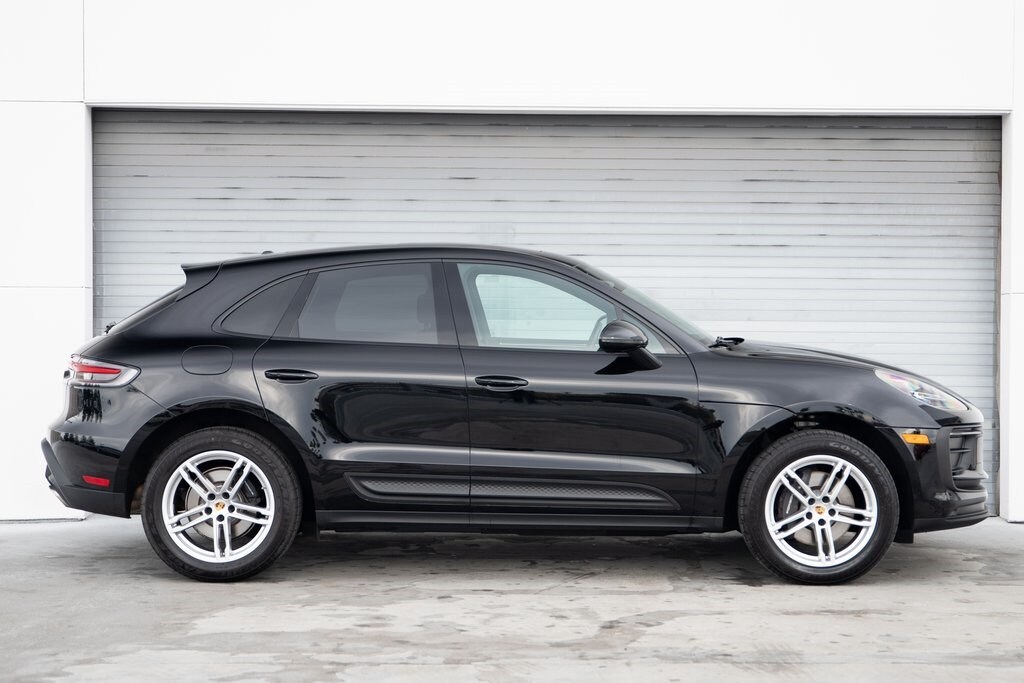 2025 Porsche Macan photo 3