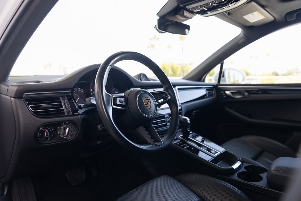 2023 Porsche Macan T photo 3