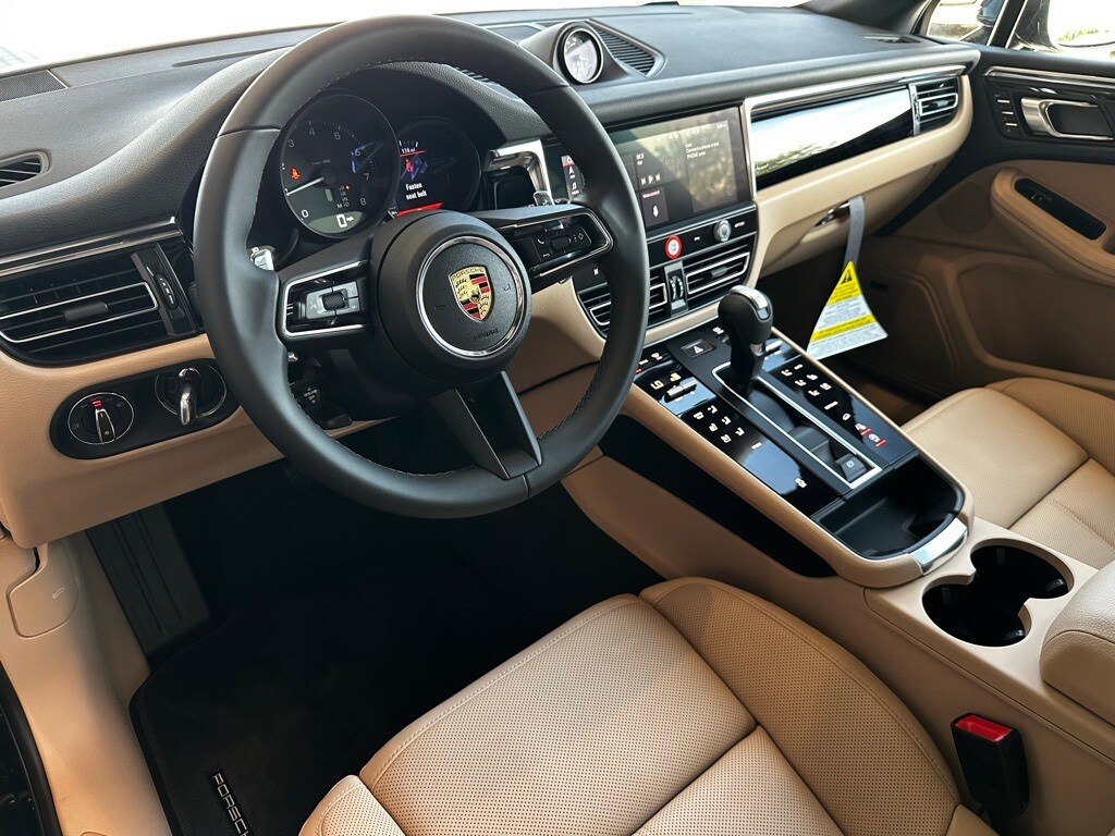 2025 Porsche Macan T photo 4