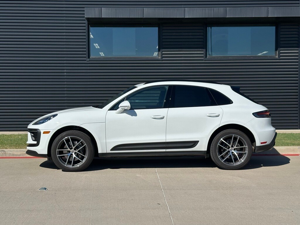 2024 Porsche Macan T photo 2
