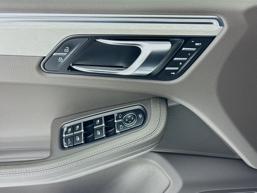 2023 Porsche Macan T - Photo 11