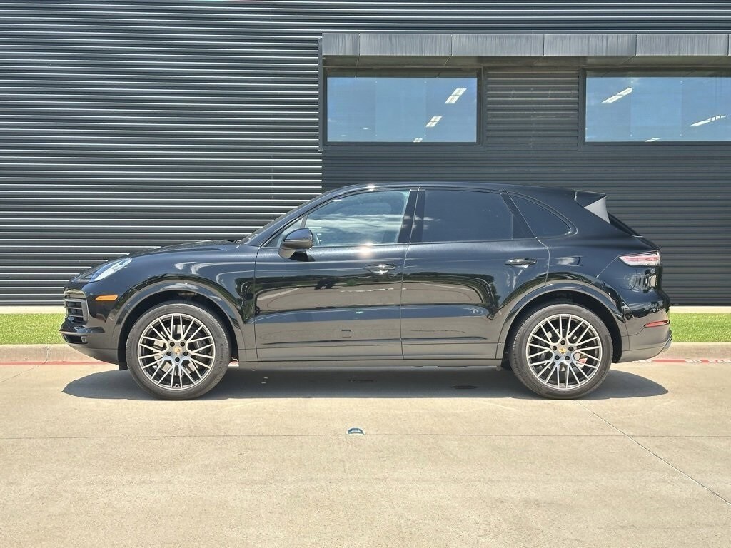 2022 Porsche Cayenne Base photo 2