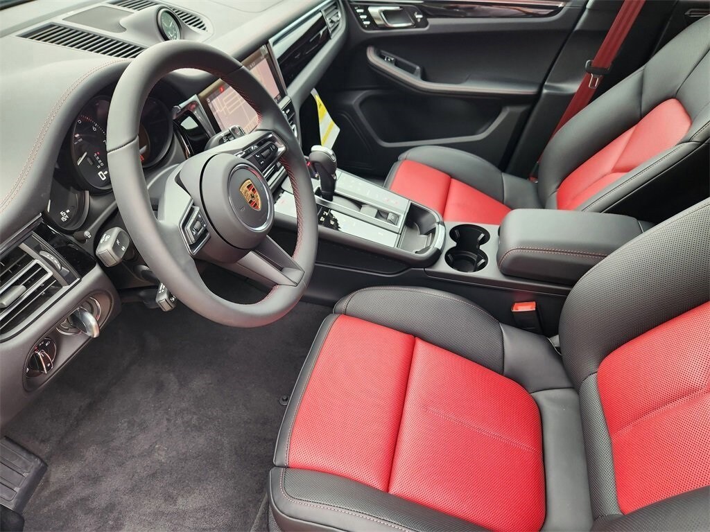 2025 Porsche Macan T photo 4
