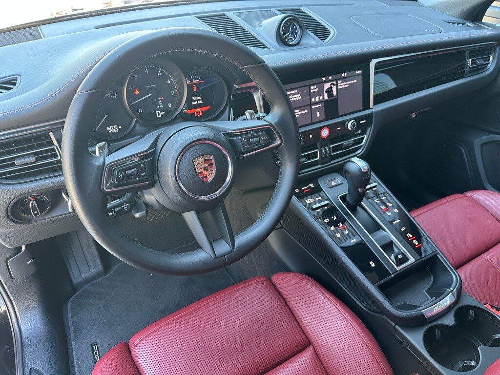 2025 Porsche Macan T photo 4