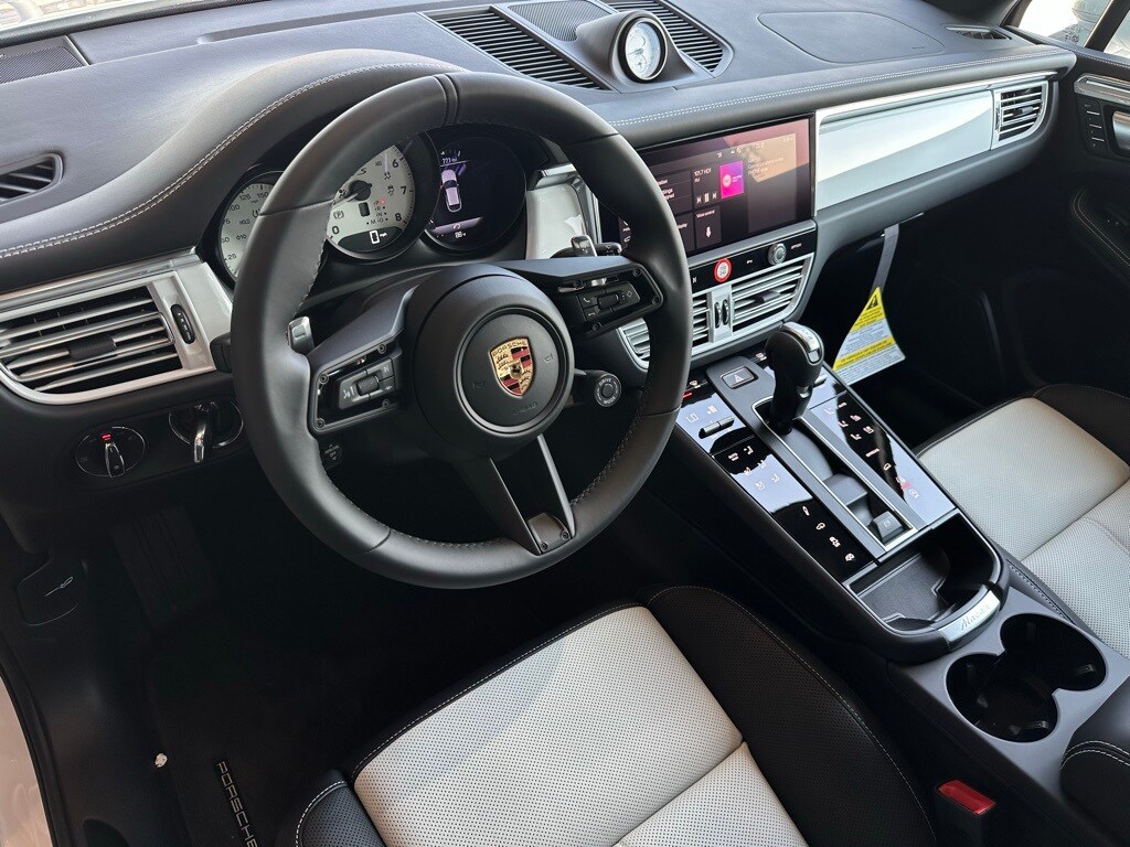 2026 Porsche Macan GTS photo 4