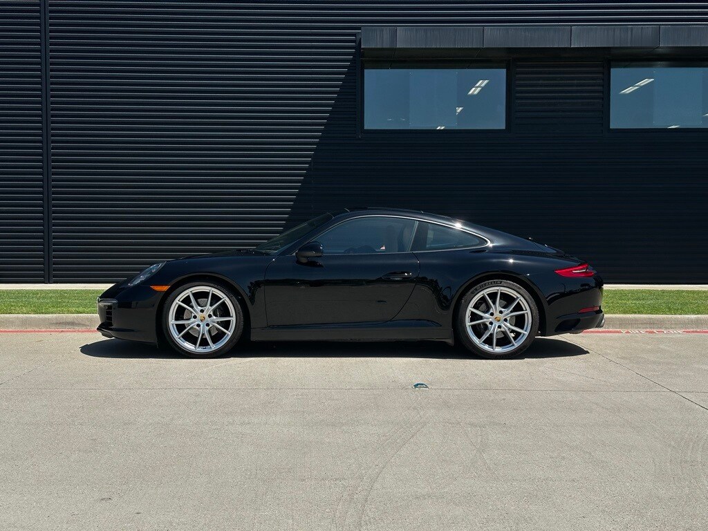 2018 Porsche 911 Coupe photo 2