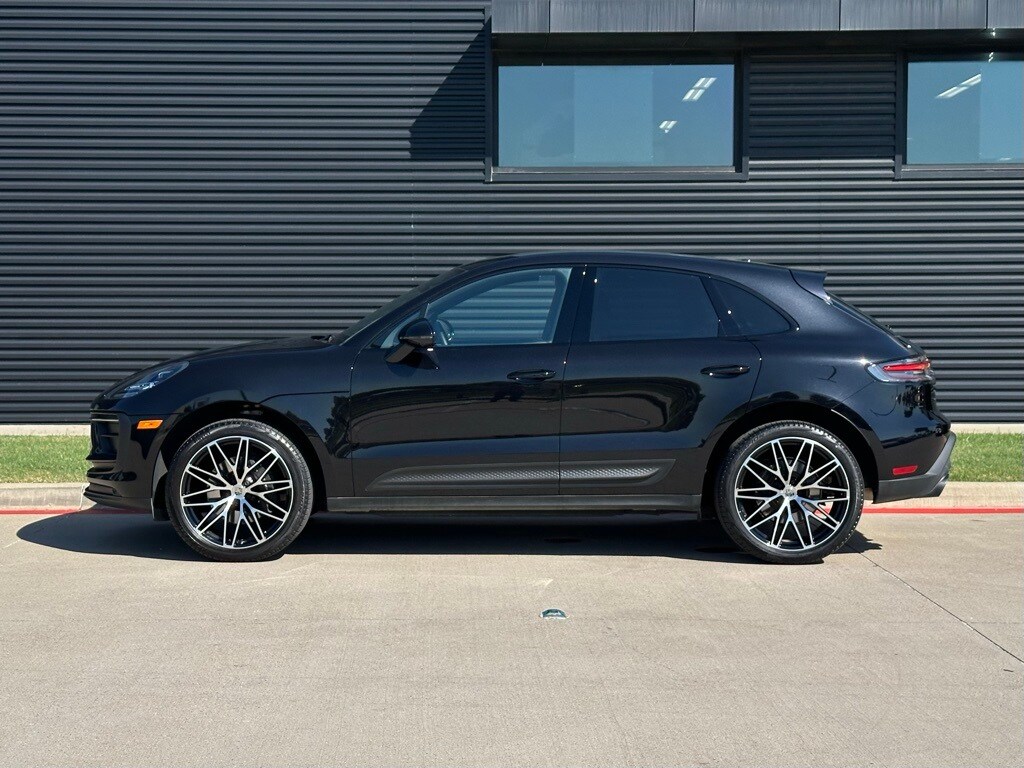 2024 Porsche Macan T photo 2