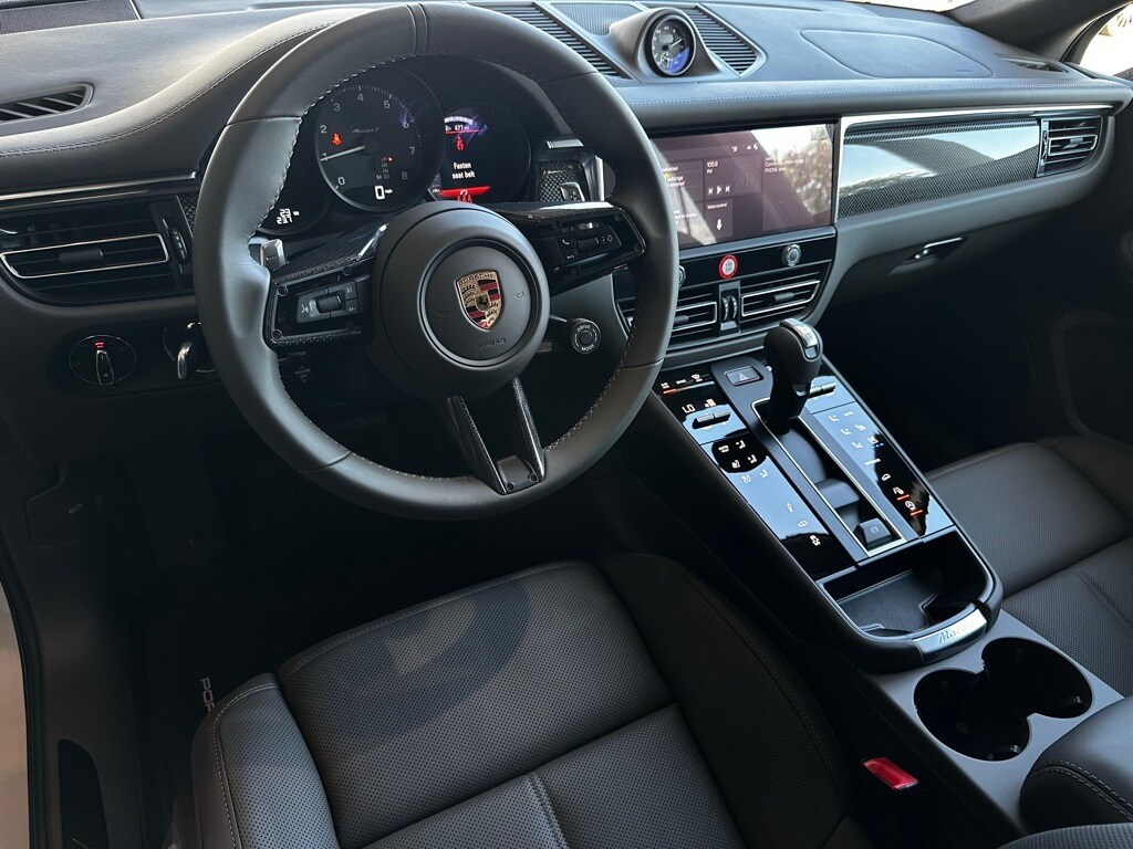 2025 Porsche Macan T photo 4