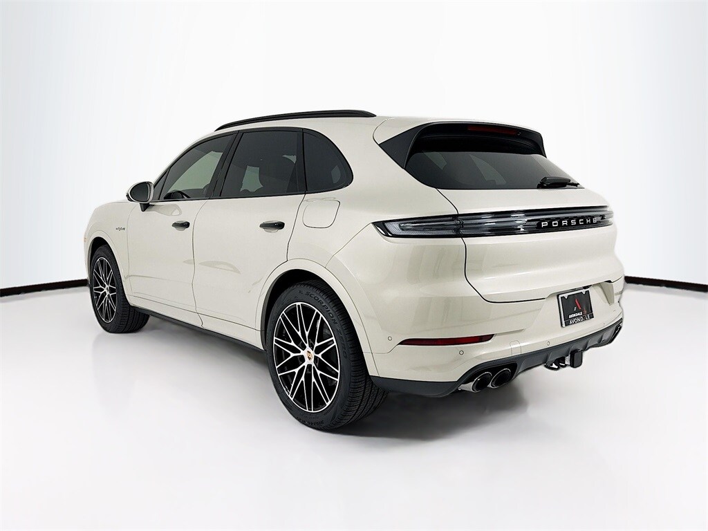 2026 Porsche Cayenne E-Hybrid photo 3