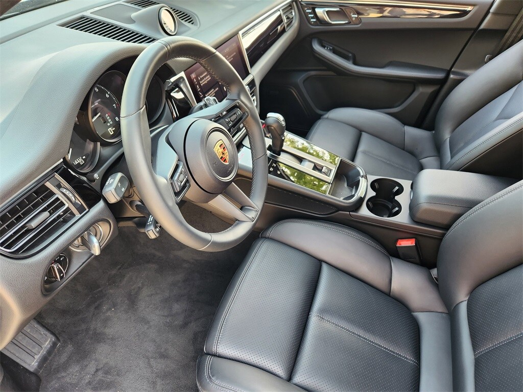 2024 Porsche Macan T photo 4
