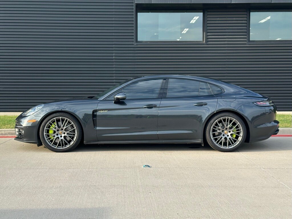 2022 Porsche Panamera E-Hybrid 4 photo 2