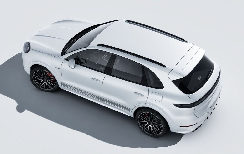 2026 Porsche Cayenne Turbo E-Hybrid photo 3