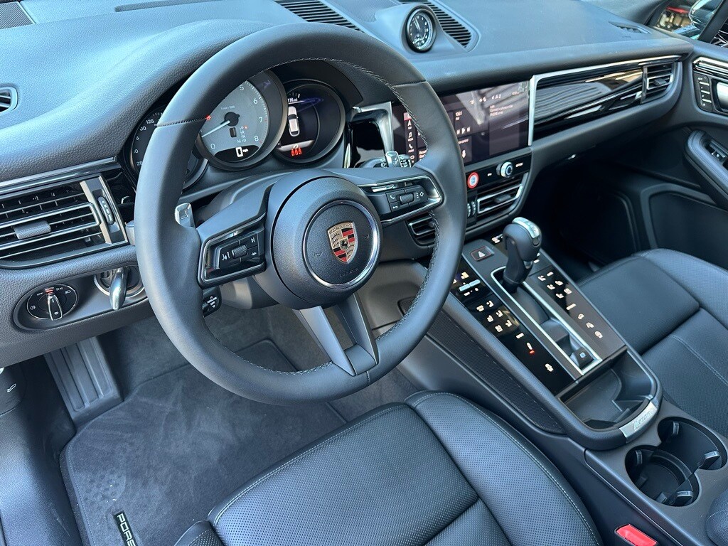 2025 Porsche Macan S photo 4