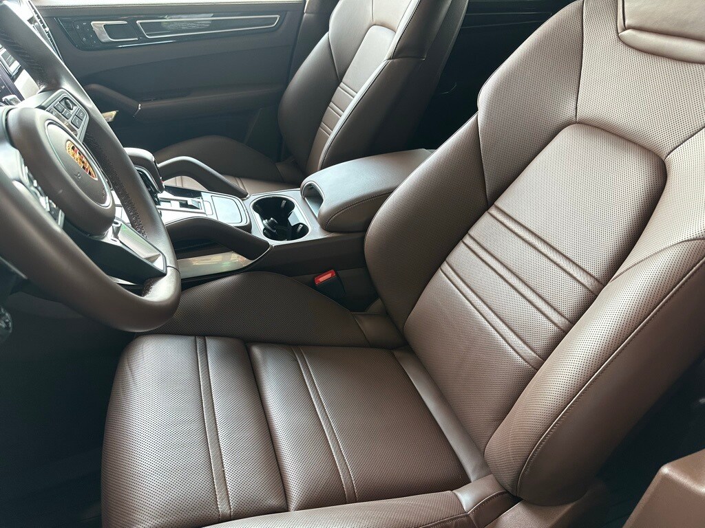 2023 Porsche Cayenne Coupe Turbo photo 3