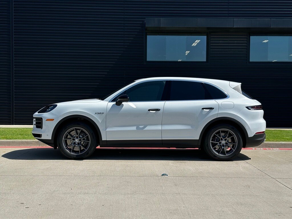 2025 Porsche Cayenne E-Hybrid photo 2