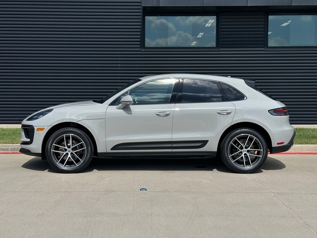 2026 Porsche Macan T photo 2