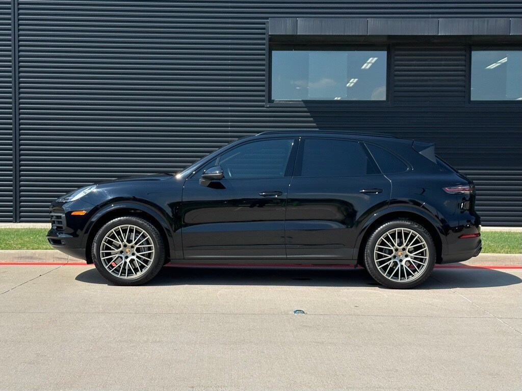 2023 Porsche Cayenne Platinum Edition photo 2