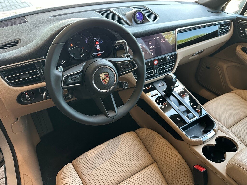 2025 Porsche Macan S photo 4