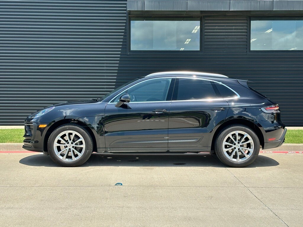 2024 Porsche Macan T photo 2