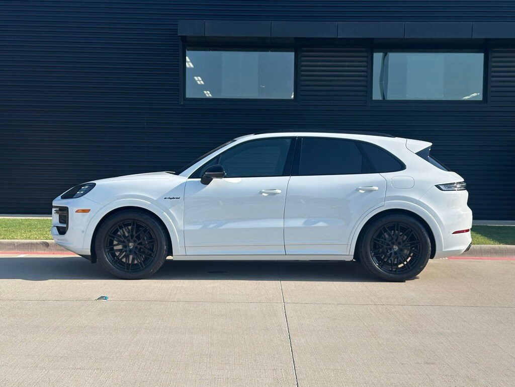 2025 Porsche Cayenne Turbo E-Hybrid photo 2