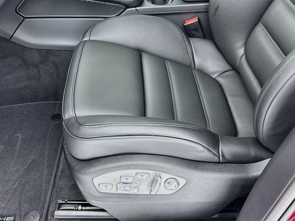 2026 Porsche Macan S - Photo 13