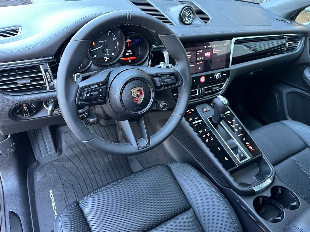 2025 Porsche Macan T photo 4