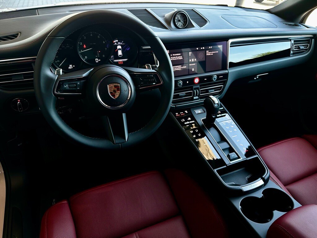 2025 Porsche Macan S photo 4