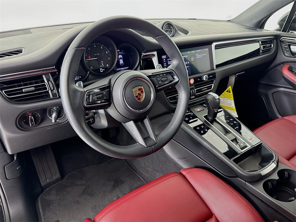 2025 Porsche Macan S photo 3