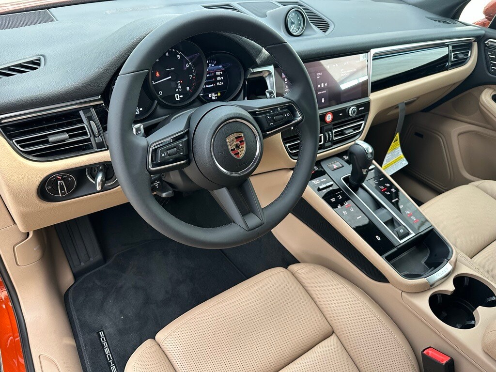 2025 Porsche Macan T photo 4