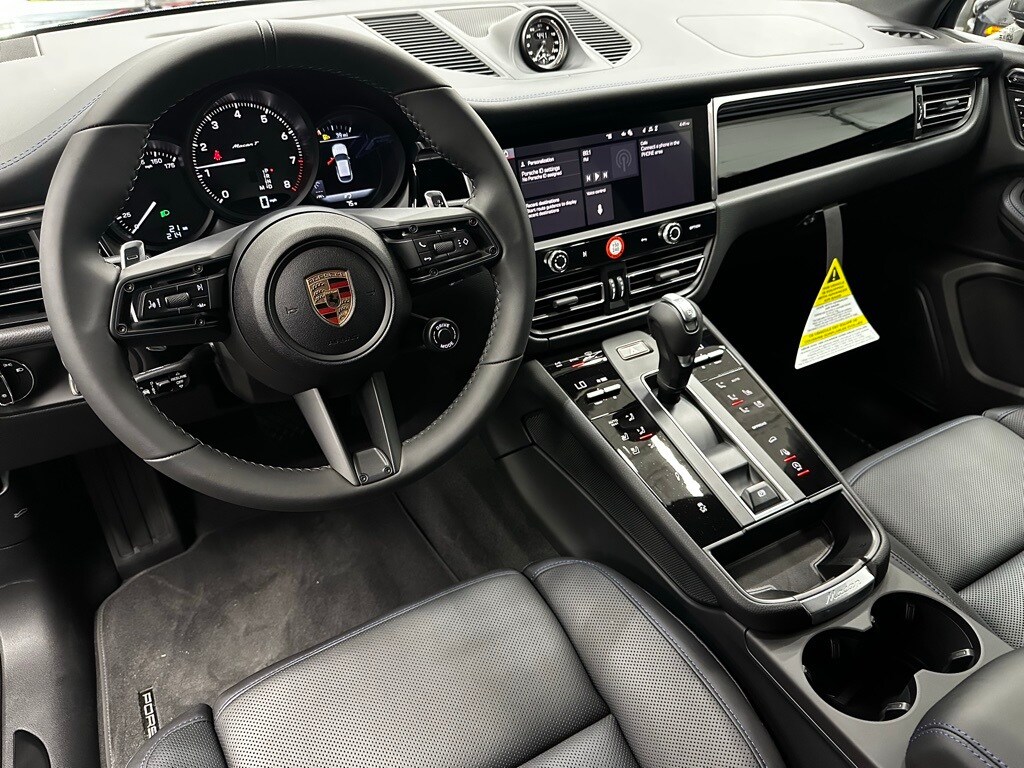 2025 Porsche Macan T photo 4