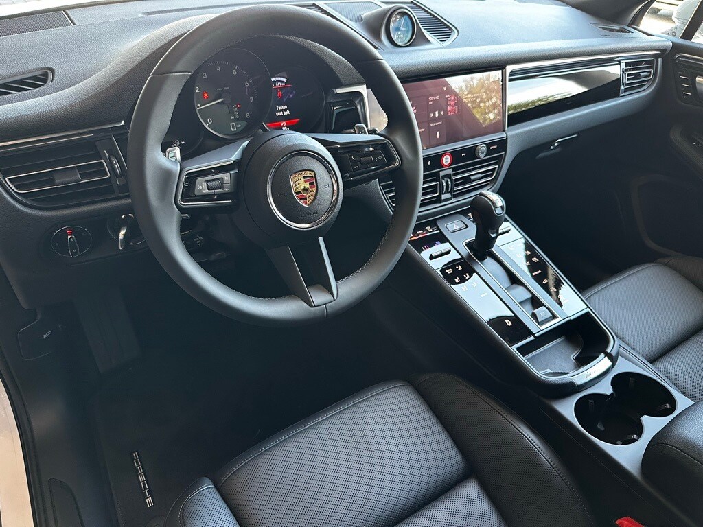 2025 Porsche Macan T photo 4