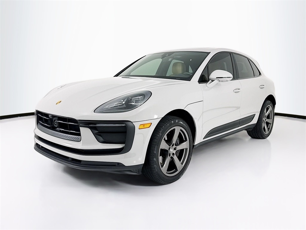 2025 Porsche Macan's photo