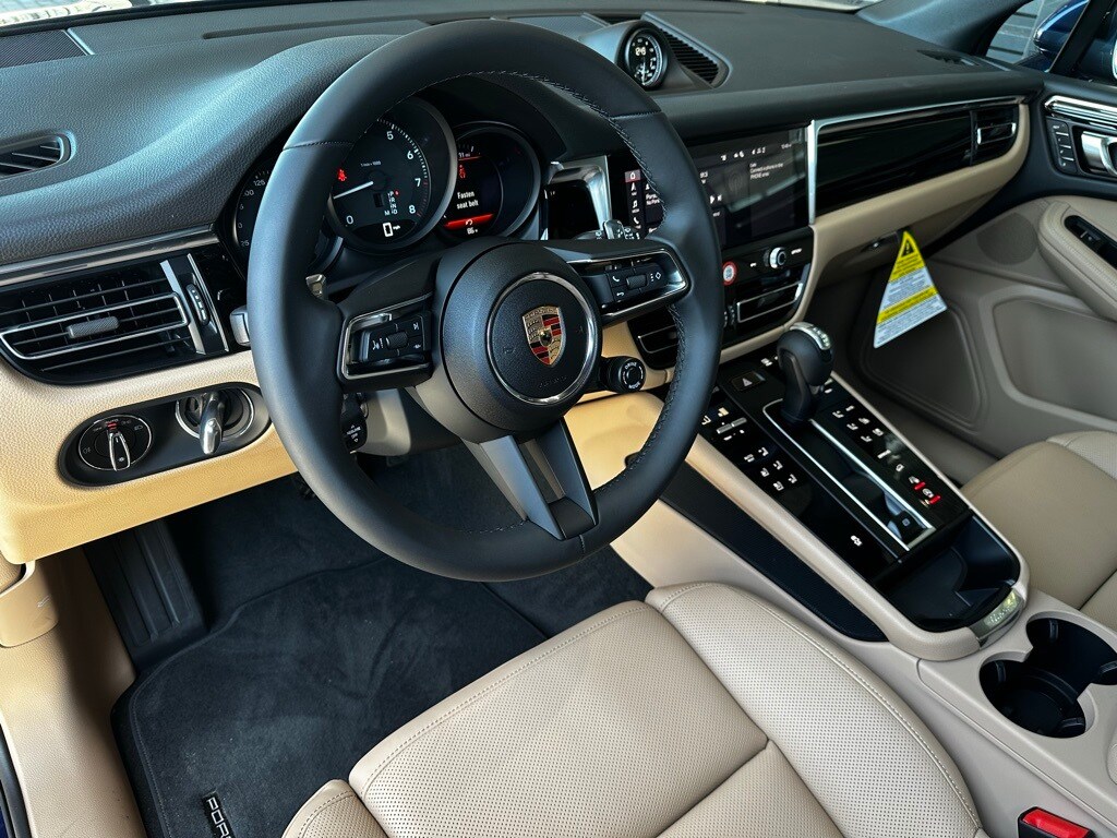 2025 Porsche Macan S photo 4