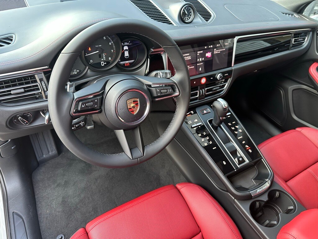 2026 Porsche Macan T photo 4