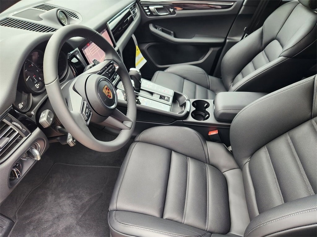 2025 Porsche Macan S photo 4
