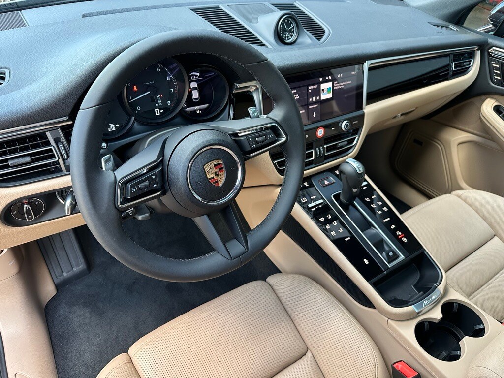 2025 Porsche Macan T photo 4