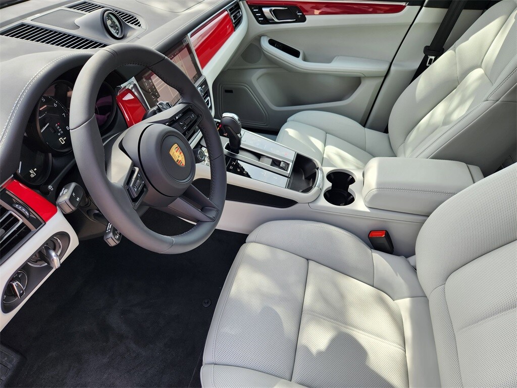 2025 Porsche Macan T photo 4