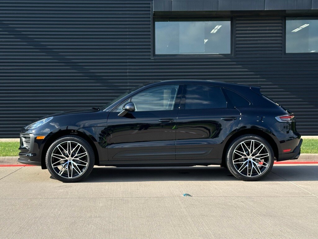 2026 Porsche Macan T photo 2
