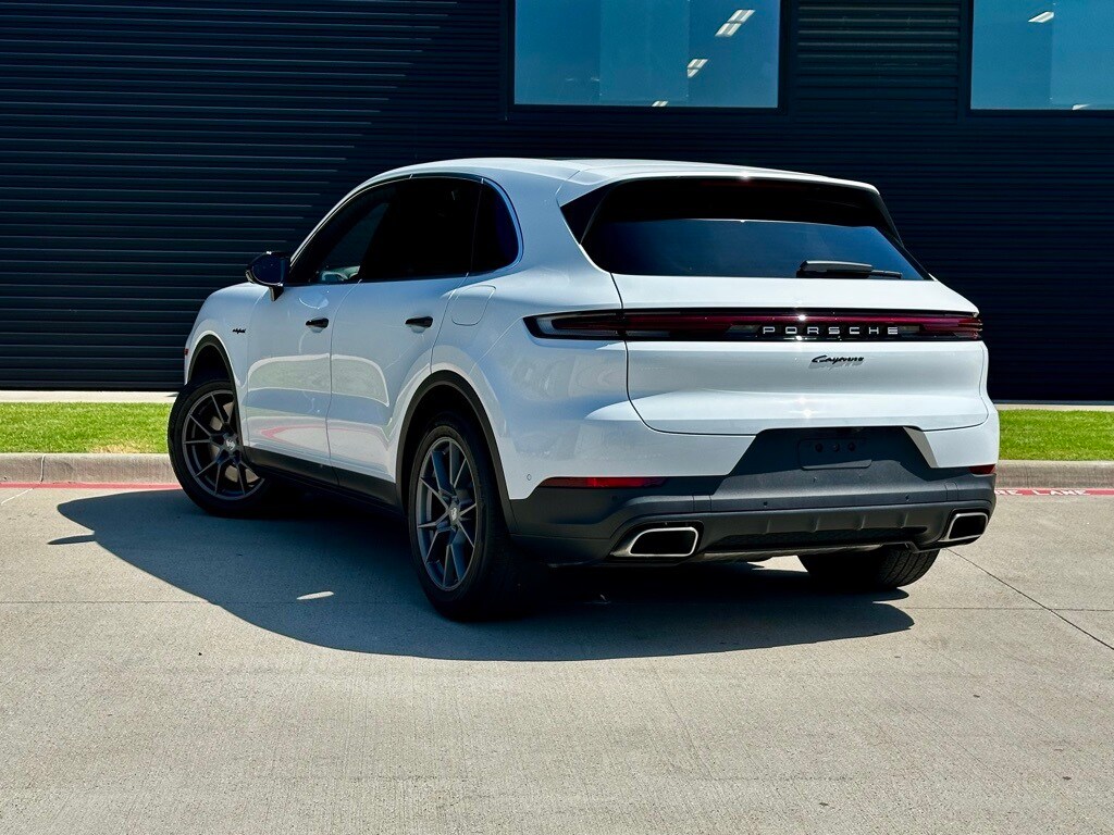 2025 Porsche Cayenne E-Hybrid photo 3
