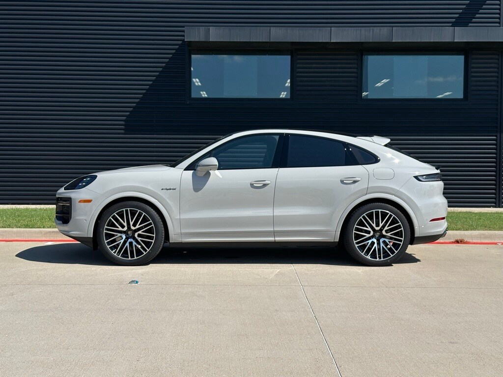 2026 Porsche Cayenne Turbo E-Hybrid Coupe photo 2