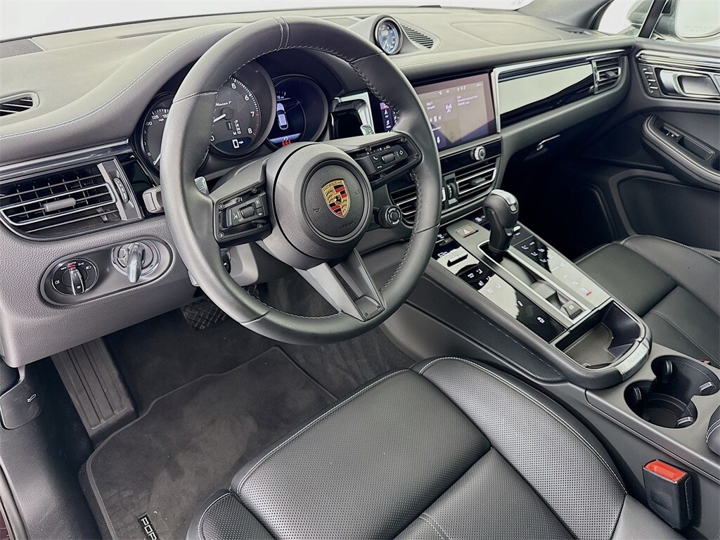 2025 Porsche Macan T photo 3