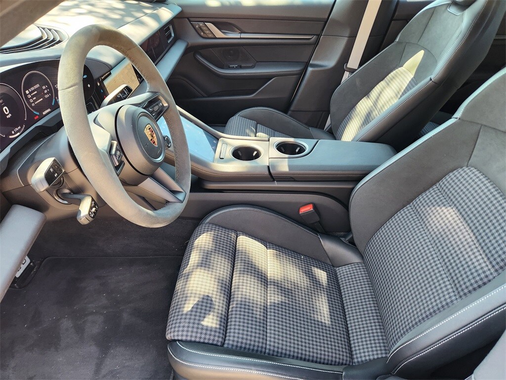 2025 Porsche Taycan photo 4