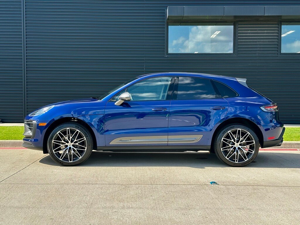 2025 Porsche Macan T photo 2