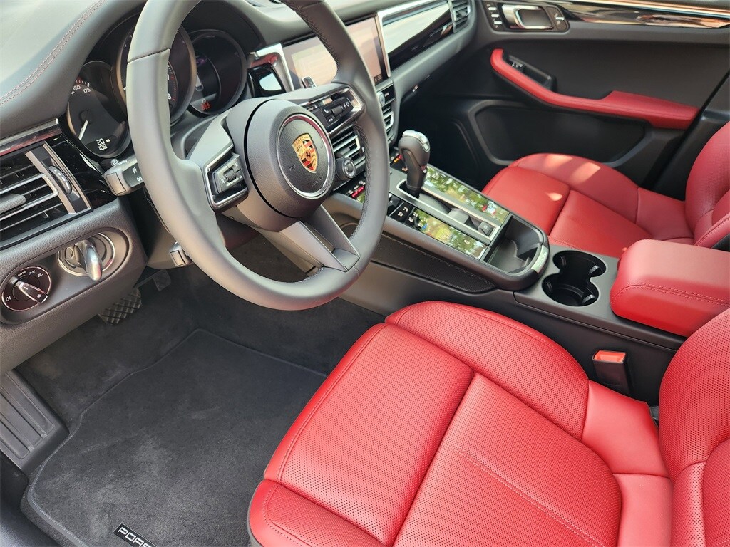 2025 Porsche Macan T photo 4