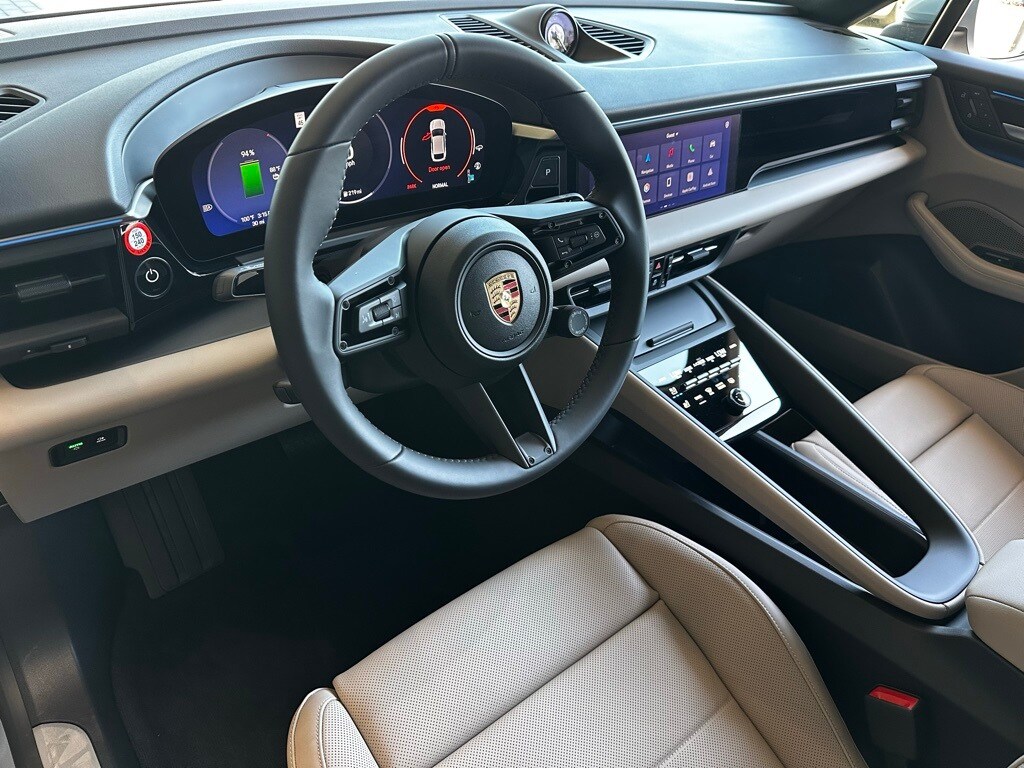 2025 Porsche Macan Electric photo 4